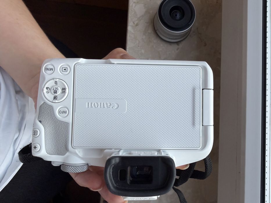 Canon eos r50 bialy