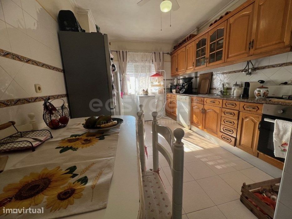 Apartamento T2 no centro do Samouco com elevador.