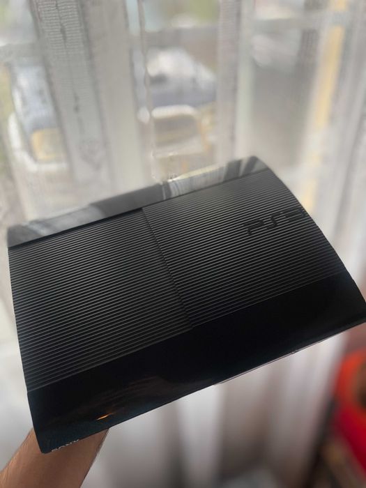 PS3 Super Slim 500GB + 10 jogos (GTA V, Minecraft) + comando e cabos