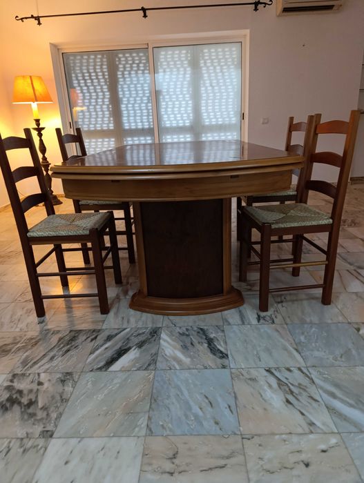 Table massive et chaises