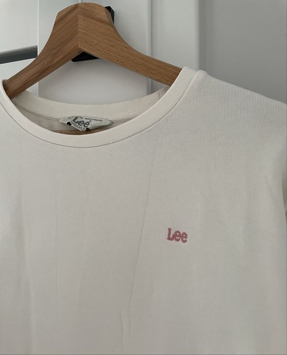 Biala bluza lee