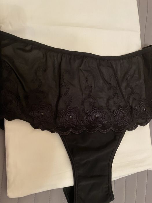 Półprzezroczyste majtki z haftem XL