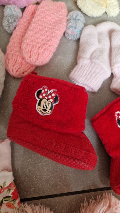 Zestaw rekawiczek, bucikow, opasek dla dziewczynki