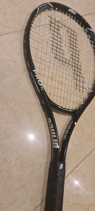 Raquete de tênis Prince TM16A-107 Arch Invader com capa. Punho Preto