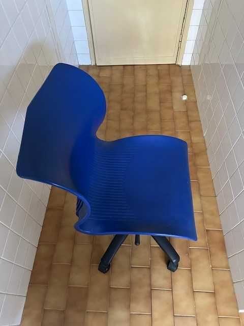 Cadeira com rodas de secretária
