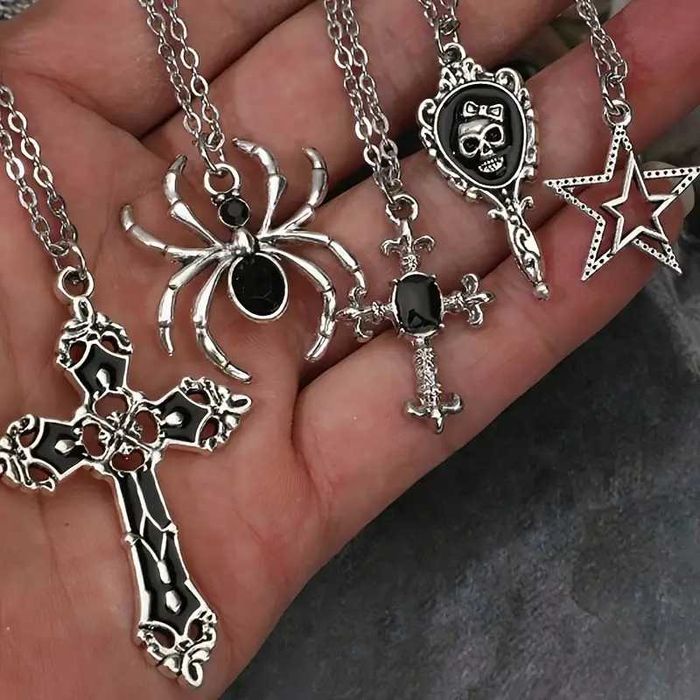 colares com pingentes , aneis e pulseiras tipo Punk rock - gótico -