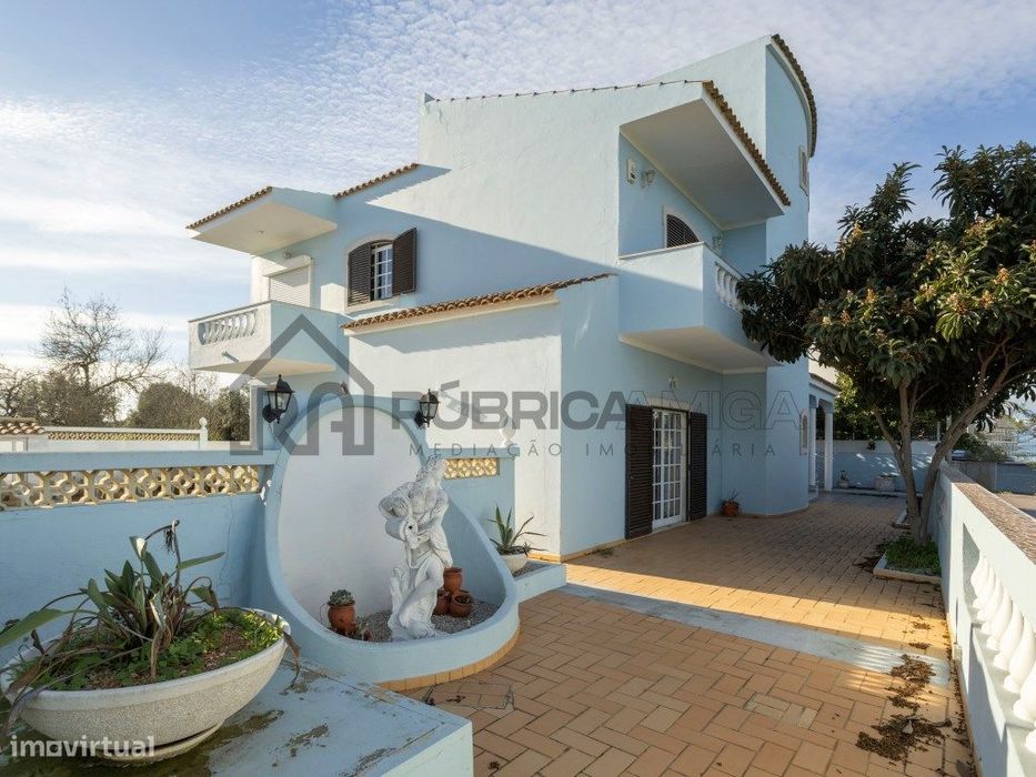 Moradia T4 com Piscina e 236 m² - Excelente Potencial Perto da Fuseta