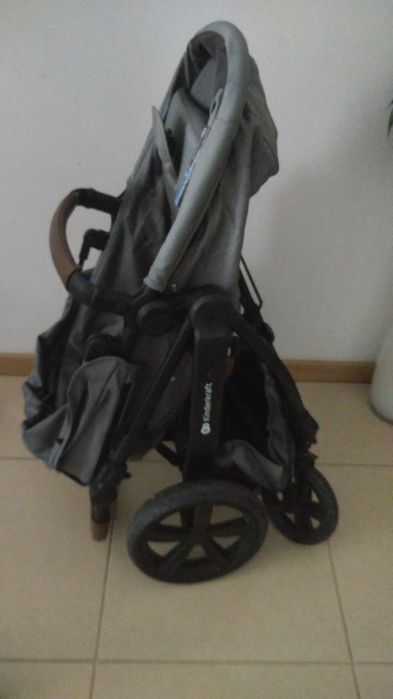 Carrinho de bebé Kinderkraft com ovo e alcofa.