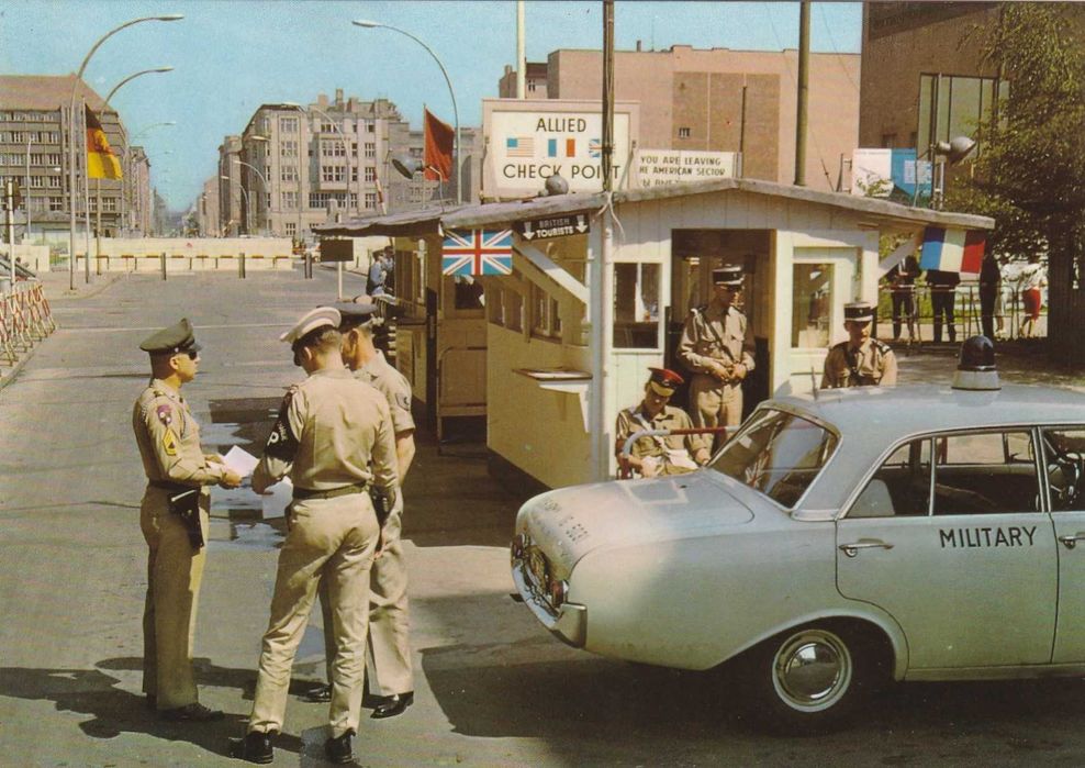 Postal Berlin Checkpoint Charlie