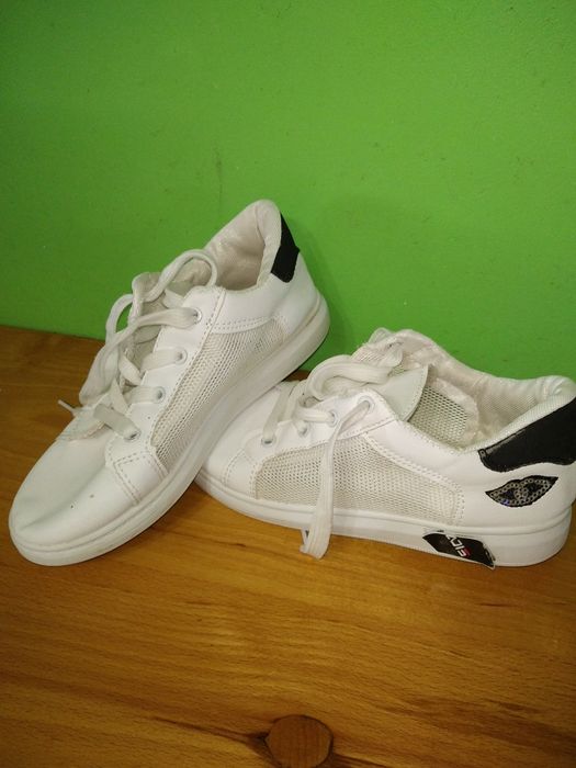 Красовки для дівчинки.