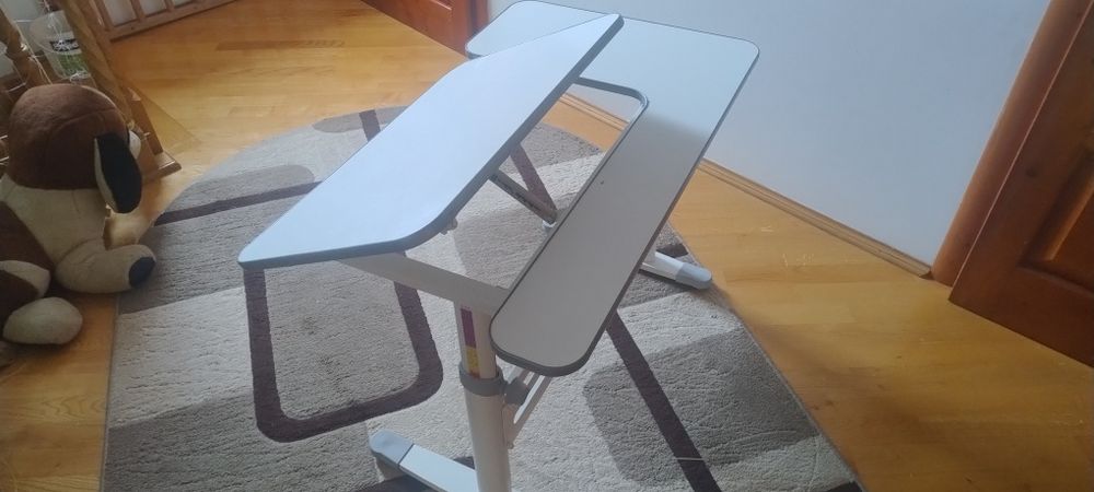 Стіл, парта дитячі меблі.