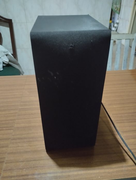 Vendo sistema de som  LG com marcas de uso porém nada partido e tudo o