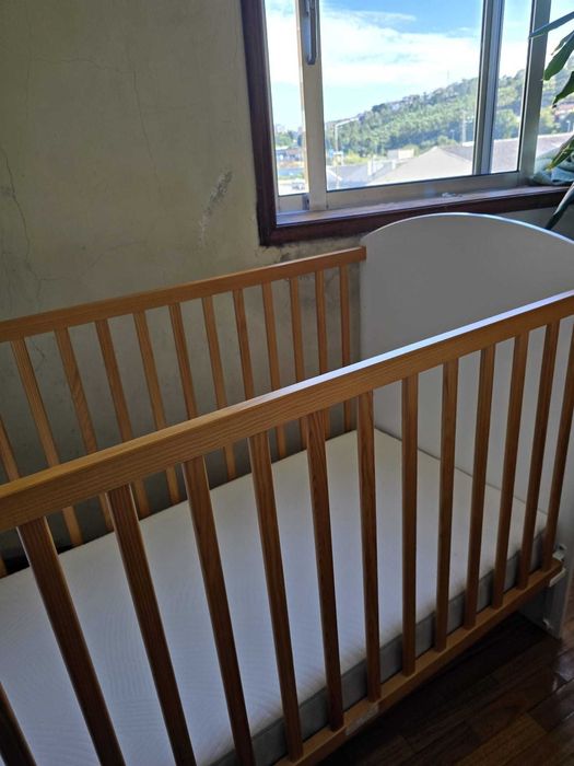 Berço de bebé em madeira