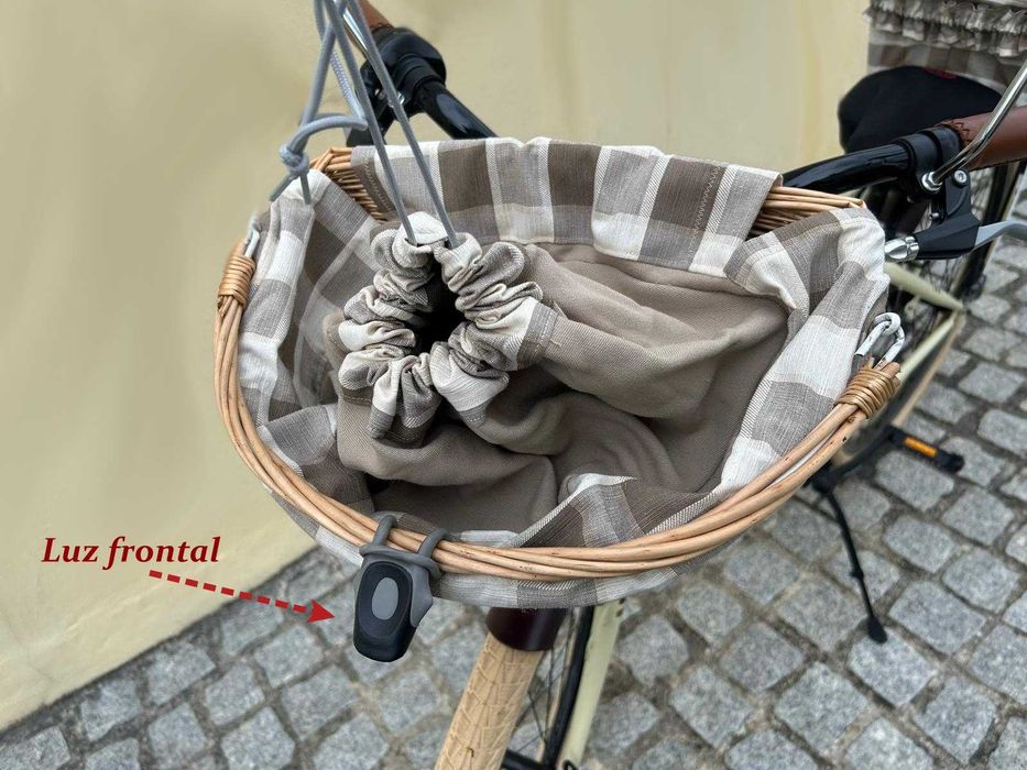 Bicicleta roda 28 com cestos, luzes e retrovisores