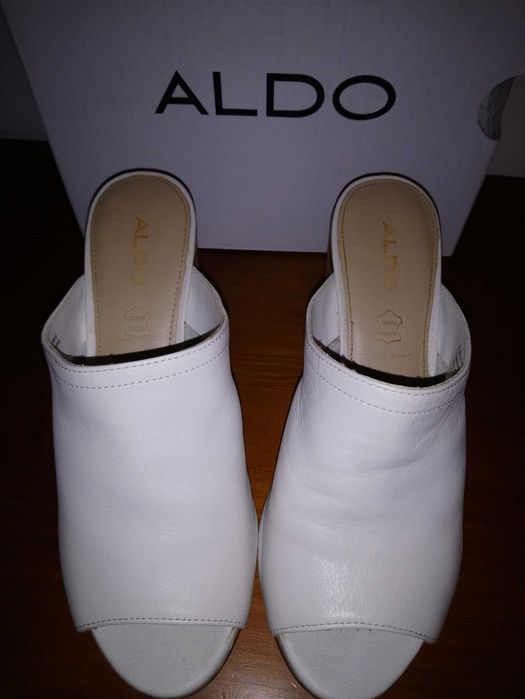 Socas brancas em pele da Aldo