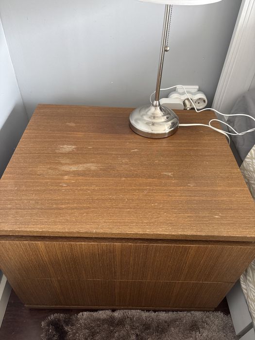 2 mesas de cabeceira em madeira