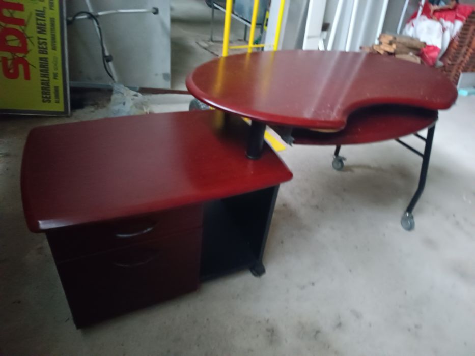 Mesa de escritório com gavetas e local para PC