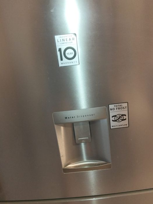 Frigorífico LG com marcas de uso mas a funcionar