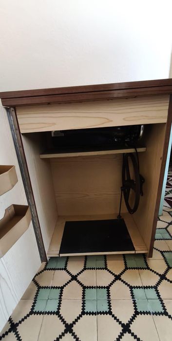 Máquina Costura Alfa com móvel