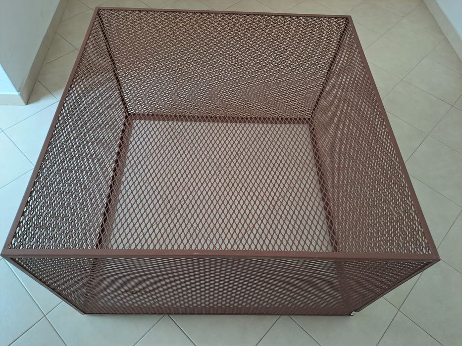 Mesa de ferro castanho