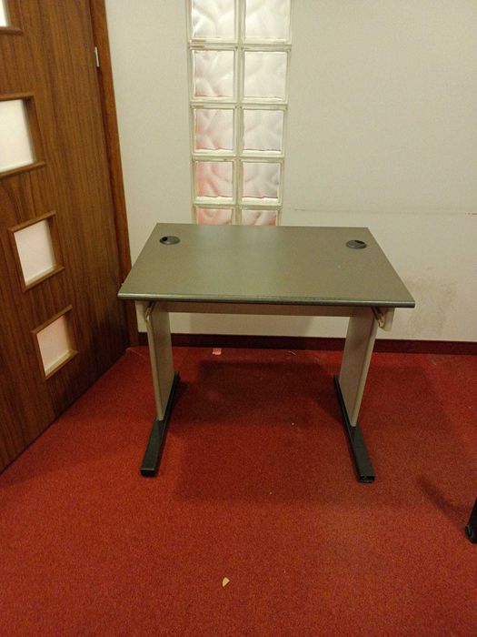 Biurko stolik solidne szare stalowa konstrukcja