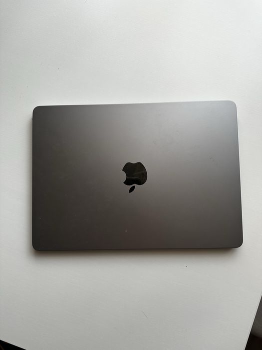 MacBook Air M2 13,6” 16GB RAM / 256GB SSD.