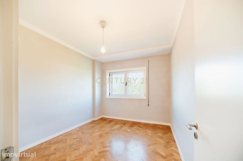 Apartamento T2  na Rua Manuel Carqueja - junto à Praça Velasquez - Por