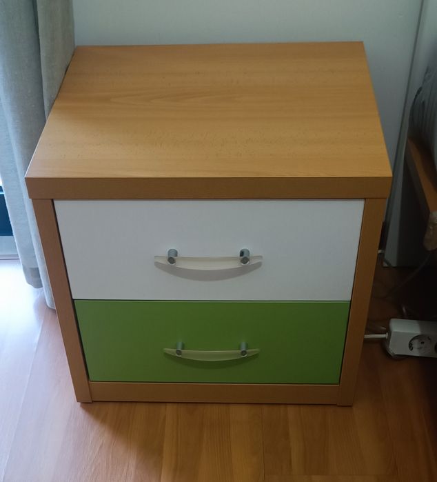 2 Camas Solteiro c/Colchao + Mesa Cabeceira