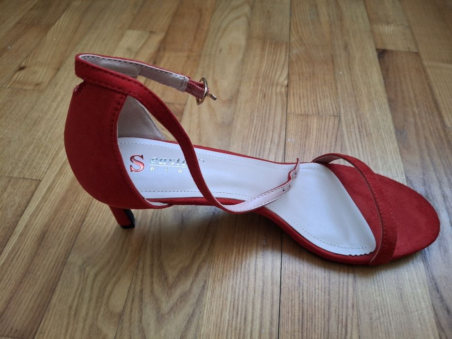 Piękne czerwone szpilki