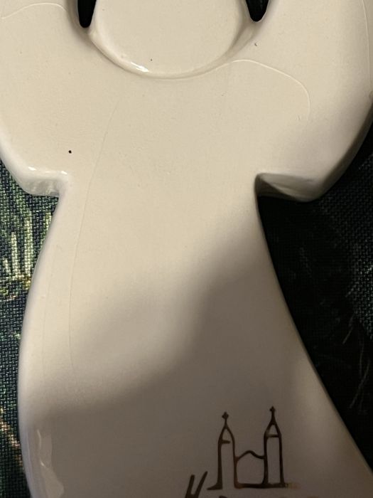 Biały stojący ceramiczny anioł z Medugorje 8x15 cm