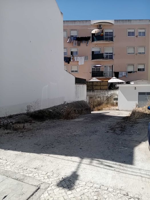 Arrenda-se Garagem de 16 m2