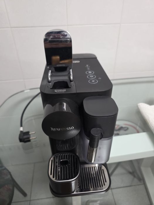 Máquina de Café DELONGHI Nespresso Lattissima
