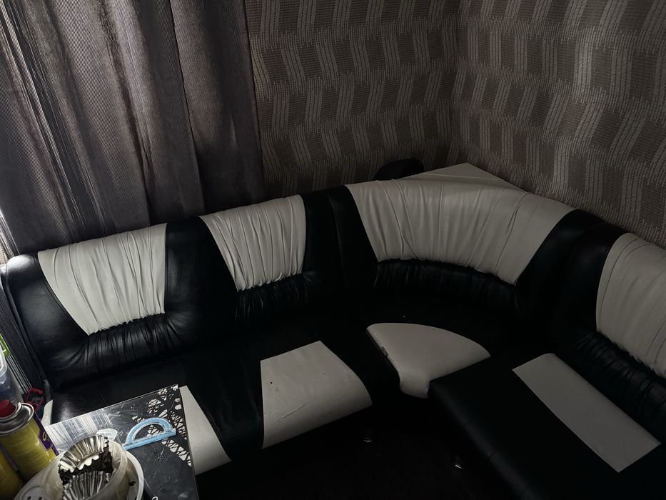 Уголок кухоний чорно -білого кольру