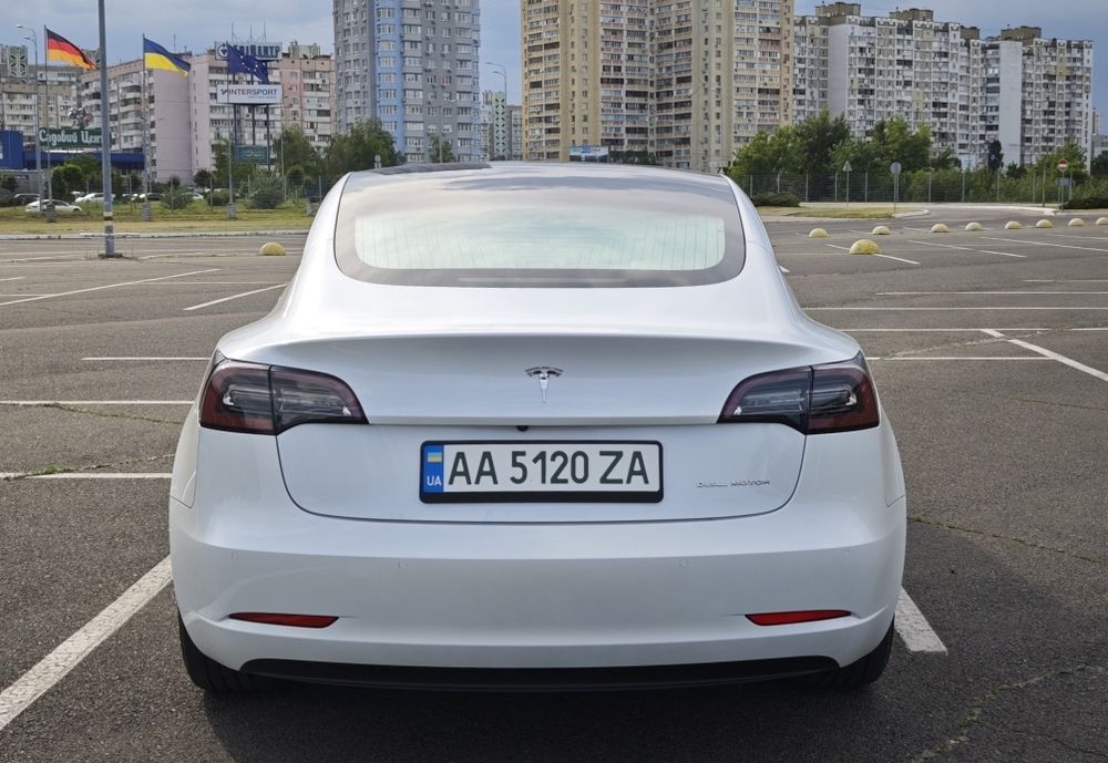Tesla model 3 ідеал безпека ціла