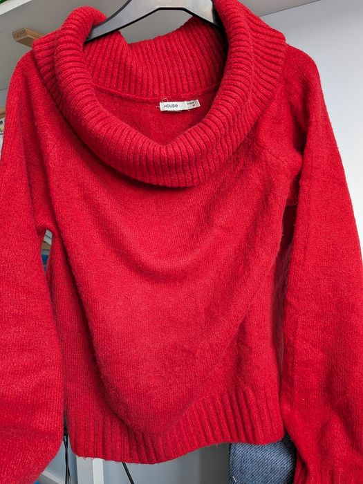 Czerwony sweter z golfem offshoulder z domieszką wełny  M