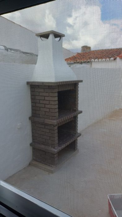 Moradia T2 remodelada, quintal, garagem