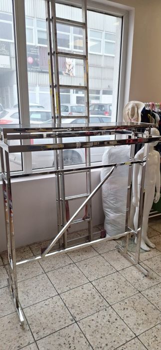 Srebrny wystawowy stojak na ubrania