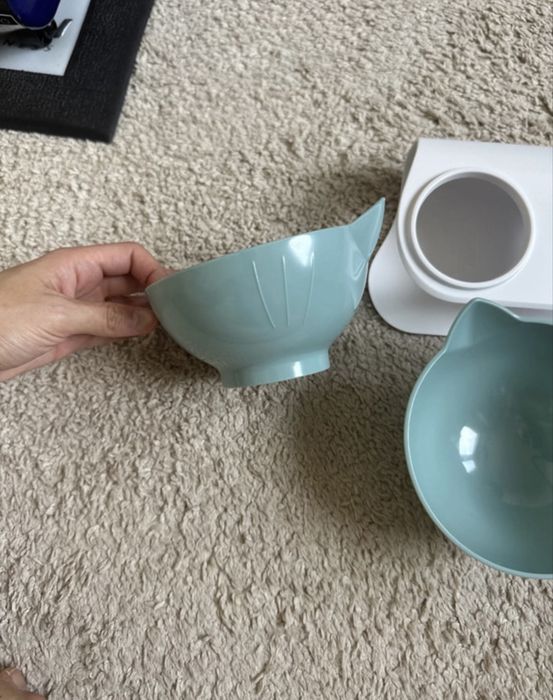 Miseczki dla kota na podwyzszeniu