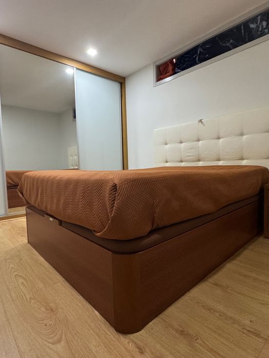 Sommier e duas mesinhas de cabeceira