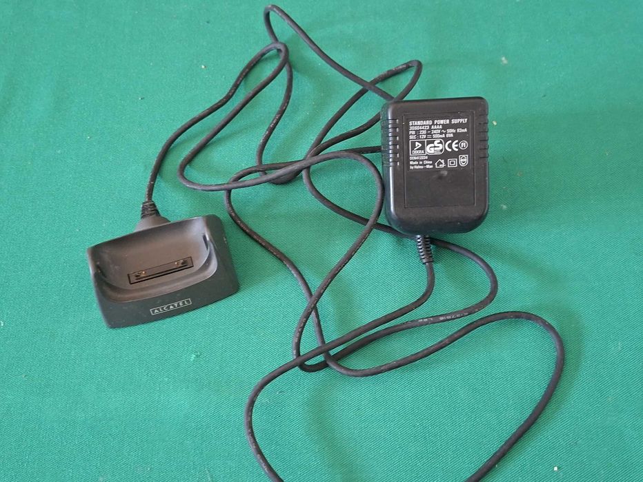 Carregador de Telemovel antigo, Alcatel One Touch com base