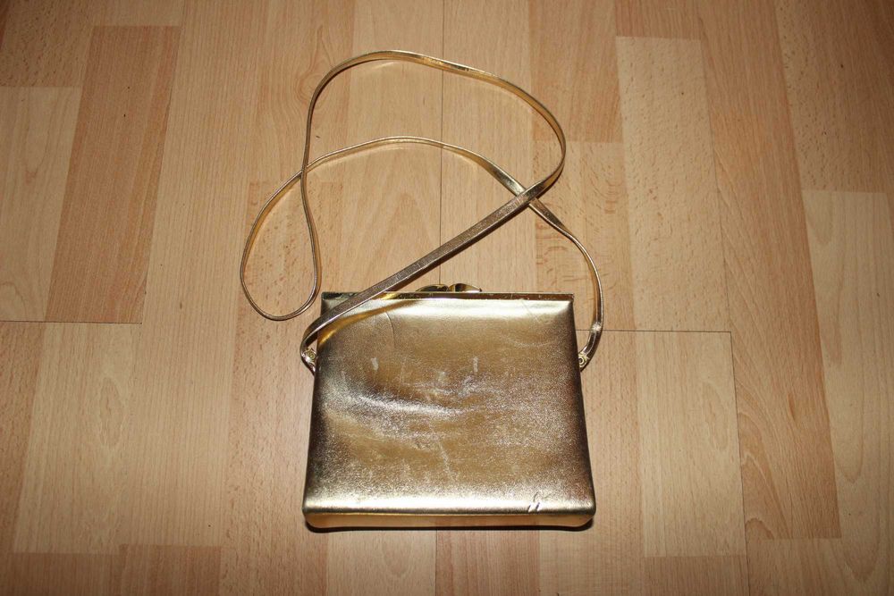 Elegancka złota torebka typu kopertówka do sukni wieczorowej