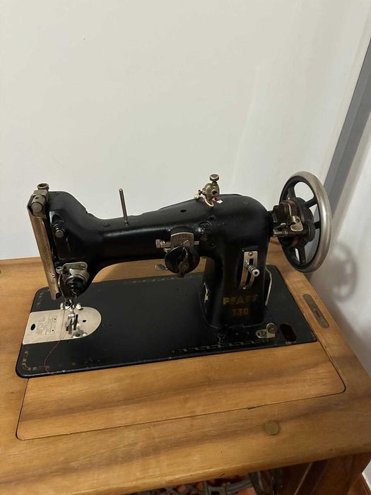 Máquina Costura PFAFF 130 Elétrica c/móvel