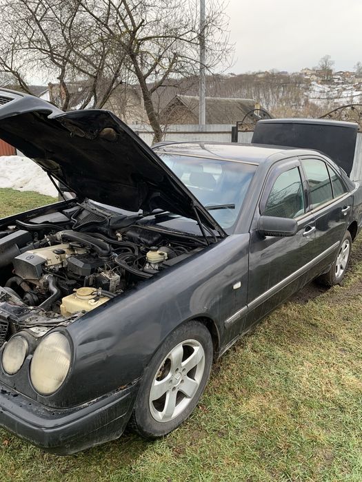 автомобіль Mercedes-Benz E-Class (кузов W210)