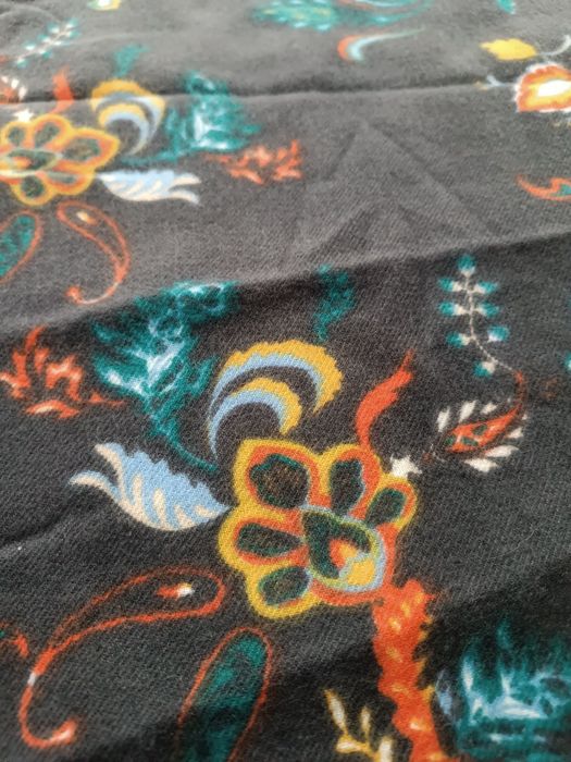 Grafitowy ciemnoszary ciepły duży szal w kwiaty folklor OVS
