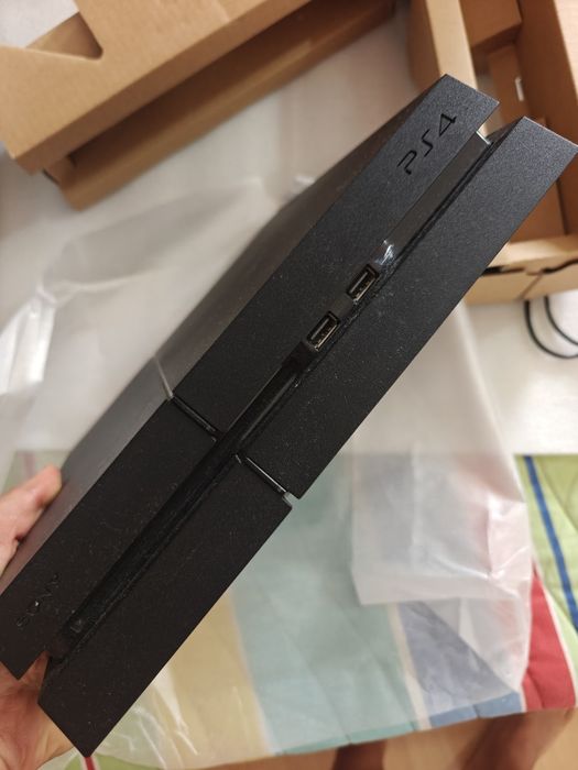 PlayStation 4 (PS4) em muito bom estado com caixa e 2 comandos