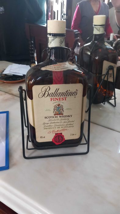 Garrafa Ballantine’s 3 litros com suporte vazia