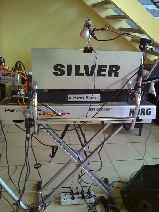 Statyw na dwa instrumenty klawiszowe.