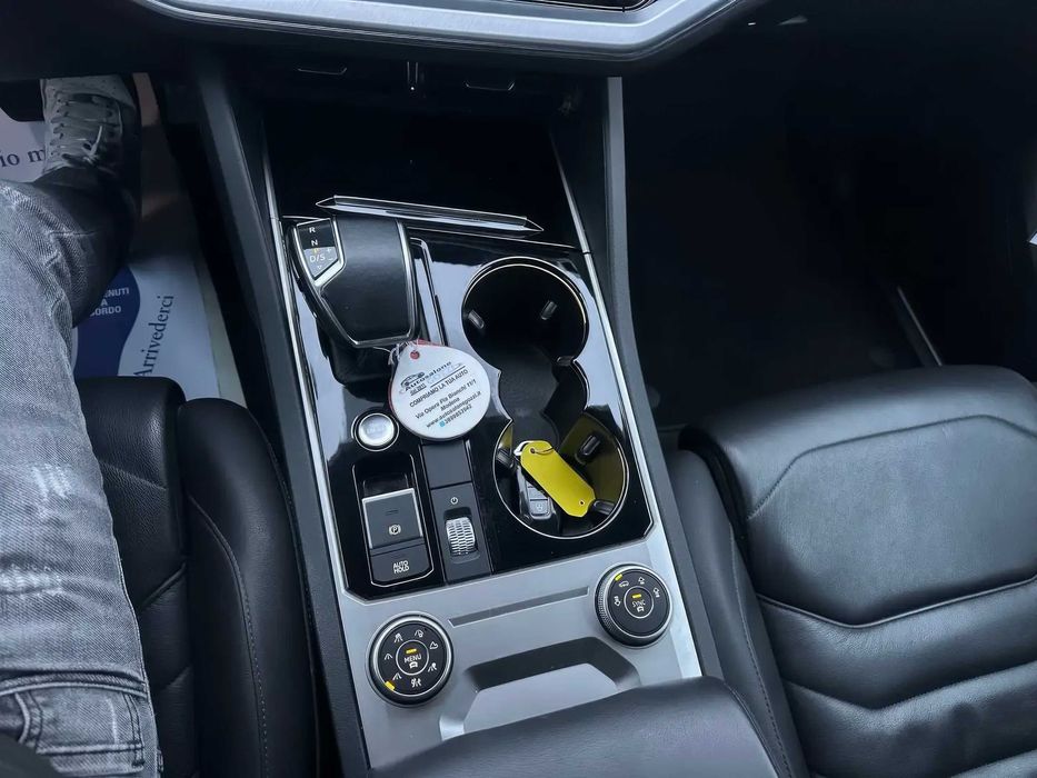 Volkswagen Touareg      2018