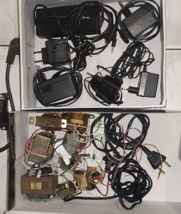Grande Lote de Componentes de Eletrónica -- Milhares de Peças !