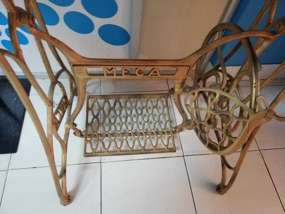 Pé de maquina de costura Marca Meca pintado cor de ouro